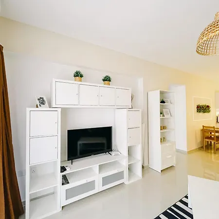 Spacious & Modern 1 Bedroom Apartment *