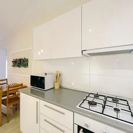 Spacious & Modern 1 Bedroom